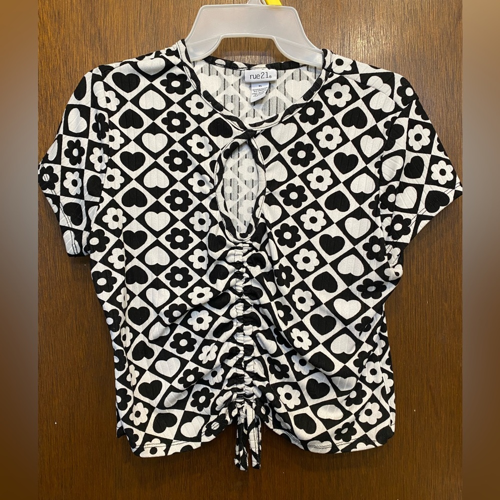 rue21 checkered cropped synched top w/teardrop window